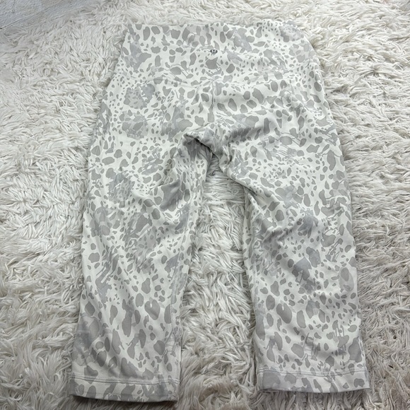 Lululemon Align High-Rise Crop 17" Cheetah Camo Antique White Multi - Picture 3 of 4